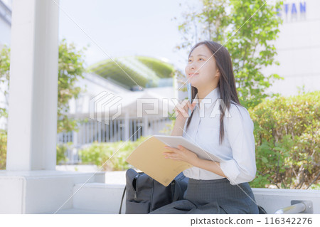 坐在城裡學習的高中女孩 坐在城裡學習的高中女孩 116342276