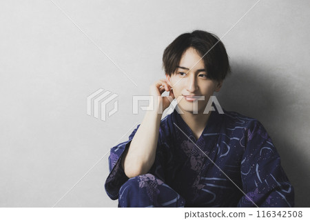Young man in yukata 116342508