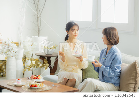 兩個女人在咖啡館聊天 116342545