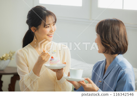 Two women having a conversation in a cafe 116342546