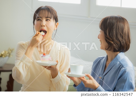 兩個女人在咖啡館聊天 116342547