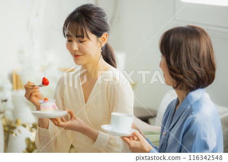 兩個女人在咖啡館聊天 116342548