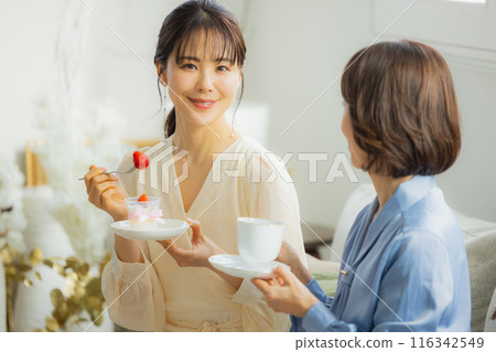 兩個女人在咖啡館聊天 兩個女人在咖啡館聊天 116342549
