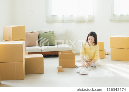 Moving and packing service image Moving and packing service image 116342574