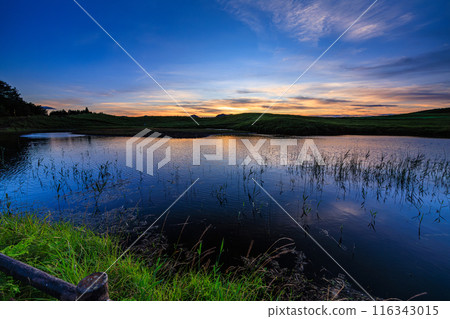 Evening scenery at Soni Plateau in the summer of 2024. Fixed on a tripod, same frame. The changing evening scenery from sunset to just before the blue hour. 116343015