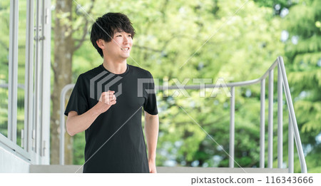 亞洲男子在公園運動、散步、跑步和訓練 亞洲男子在公園運動、散步、跑步和訓練 116343666