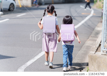 小學生背著書包步行上下學 116343740