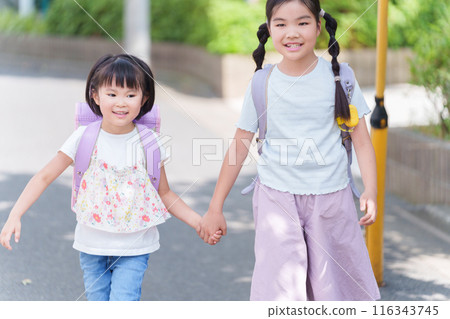 小學生背著書包步行上下學 小學生背著書包步行上下學 116343745