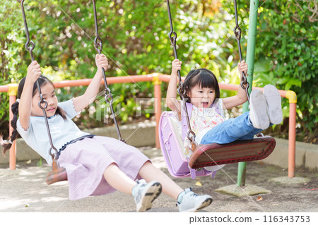 小學生放學後繞道公園盪鞦韆 小學生放學後繞道公園盪鞦韆 116343753