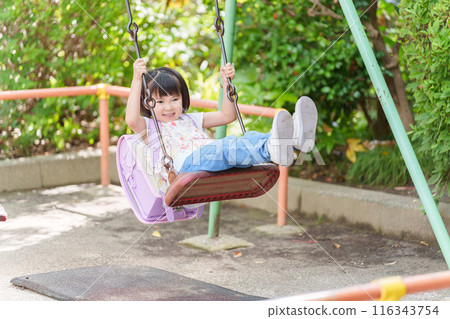 小學生放學後繞道公園盪鞦韆 小學生放學後繞道公園盪鞦韆 116343754