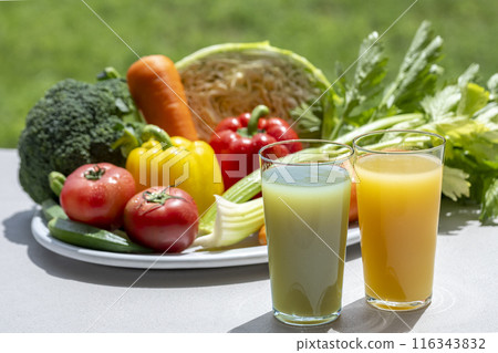 Colorful vegetables and vegetable juice 116343832