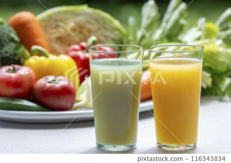 Colorful vegetables and vegetable juice 116343834