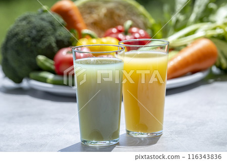 色彩繽紛的蔬菜和蔬菜汁 116343836