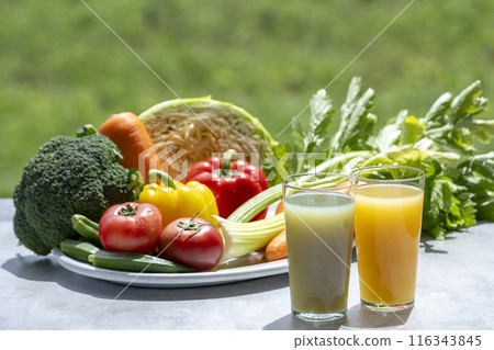 色彩繽紛的蔬菜和蔬菜汁 色彩繽紛的蔬菜和蔬菜汁 116343845