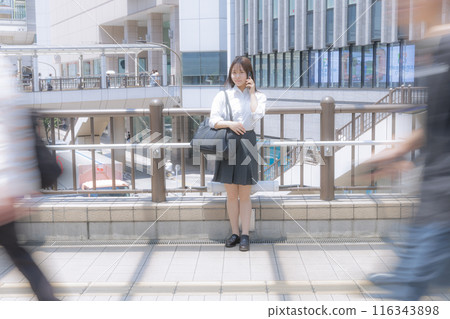 高中女生在城市裡聚會 116343898