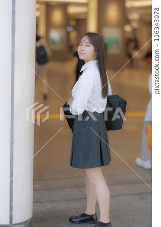 高中女生提著包在城裡開會 116343978