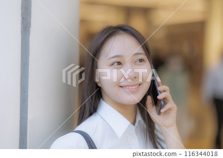 高中女生在街上打電話 116344018
