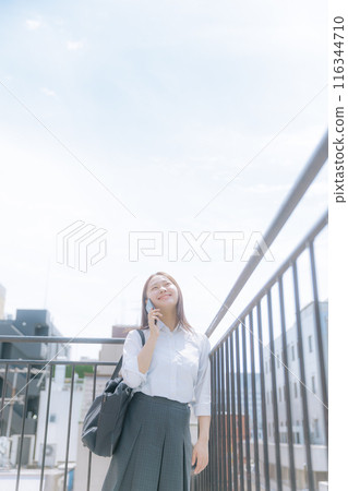 女高中生在屋頂上打電話 116344710