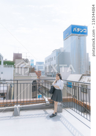 聽到在屋頂的音樂的高中女孩 聽到在屋頂的音樂的高中女孩 116344864