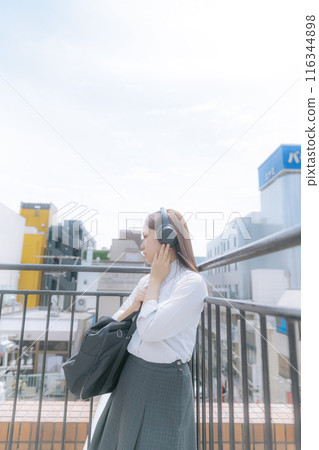 聽到在屋頂的音樂的高中女孩 聽到在屋頂的音樂的高中女孩 116344898