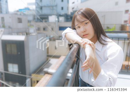 站立在屋頂的學校女孩 站立在屋頂的學校女孩 116345394
