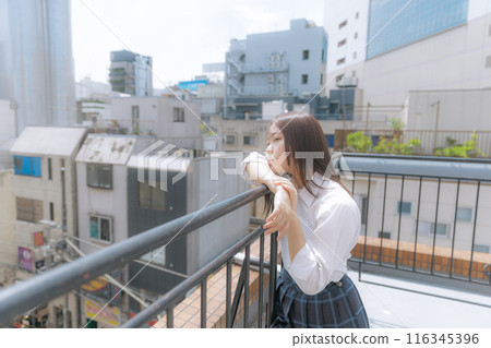 站立在屋頂的學校女孩 站立在屋頂的學校女孩 116345396