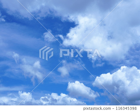 The blue sky of early summer 116345398