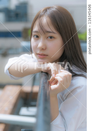 站立在屋頂的學校女孩 116345406