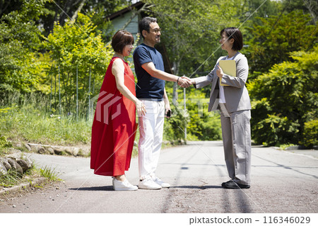 Middle-aged couple and woman in suit 116346029