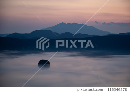 早上發光的摩週湖 116346278