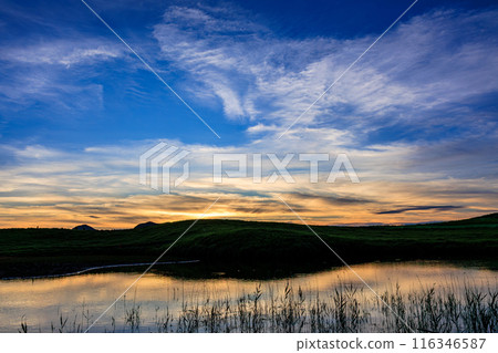 Evening scenery at Soni Plateau in the summer of 2024 - The surface of Okame Pond reflects the gradation of the sunset sky close to the horizon and the blue sky above⑧ 116346587