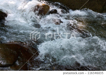 [Aragusuku] Splashing water from a mountain stream flowing over rocks 116346835