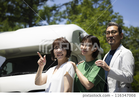 親密的一家人開著露營車外出 116347008