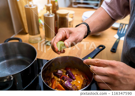 Chef at the kitchen preparing massaman curry with sweet potato and many spices 116347590