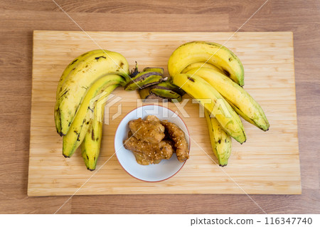 Crispy fried bananas in the small white bowl 116347740