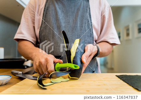 Chef at the kitchen preparing grilled eggplants with garlic 116347837