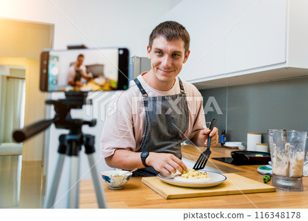 The chef is broadcasting live from workshop how to prepare a bean porridge with cauliflower 116348178