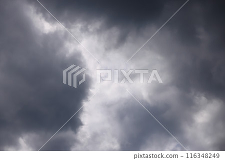 When you pass through the gaps in the clouds, you will see blue sky (background material) 116348249