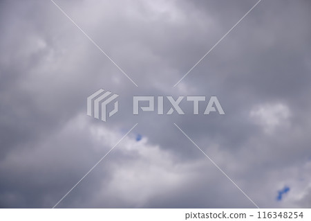 當你穿過雲層縫隙時，另一邊是藍天（背景素材） 116348254