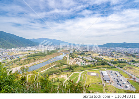 Chikuma Park is a natural observation deck overlooking the majestic flow of the Chikuma River and the city from the Ueda Basin. It is a hidden scenic spot in Ueda City. 116348311