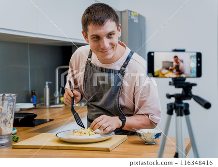 The chef is broadcasting live from workshop how to prepare a bean porridge with cauliflower 116348416