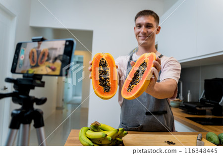 The chef is broadcasting live from workshop how to cuts and peels papaya 116348445