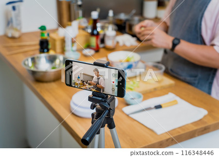 The chef is broadcasting live from workshop how to prepare a vegetarian food 116348446