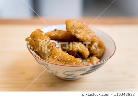 Crispy fried bananas in the small white bowl 116348658
