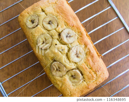 Baking: Banana pound cake 116348695