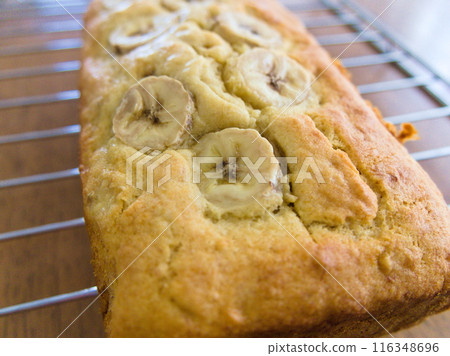 Baking: Banana pound cake 116348696
