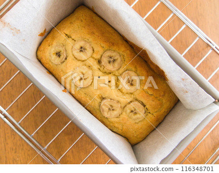 製作香蕉磅蛋糕的糖果 製作香蕉磅蛋糕的糖果 116348701