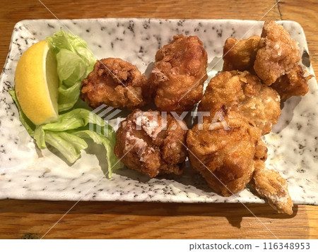 [居酒屋/油炸食品]多汁的炸雞和檸檬（從正上方） 116348953