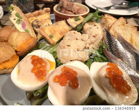 [義大利/義大利菜/酒吧]開胃菜和開胃小菜拼盤（醃料、泡菜、ufumayo、乳蛋餅） 116348955