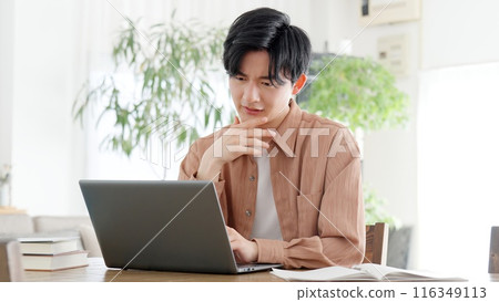 一個人一邊看電腦一邊思考 一個人一邊看電腦一邊思考 116349113